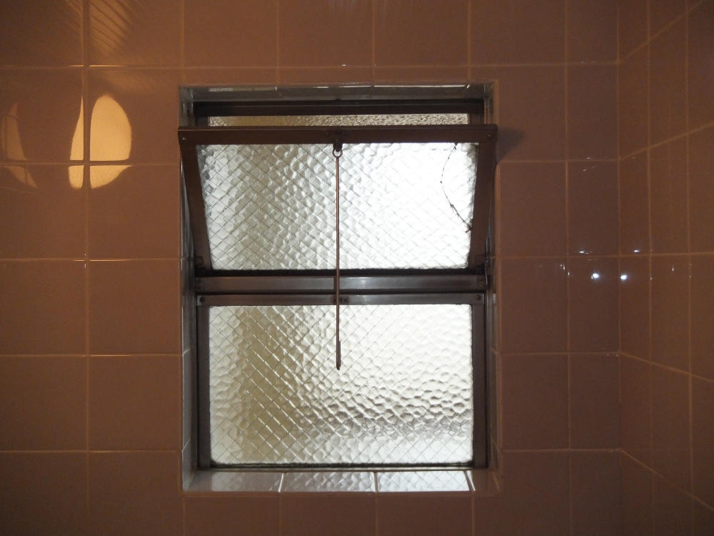 浴室の窓も交換しませんか？ マンションのサッシと窓交換なら、さくら住建 窓リフォームへ