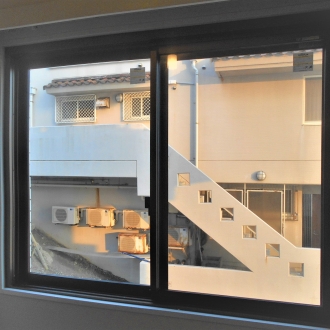 マンションの窓を網のない防火ガラスでクリアで開放的な空間へ！
