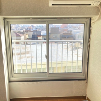 カバー工法で窓交換！窓から出ていたダクトを壁に…断熱性能UP！～東京都墨田区～