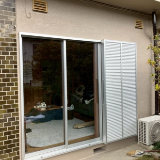 梅雨や台風の季節を前に、アコーディオン雨戸からLIXIL「サーモスⅡ-H」へ。雨風に強く快適な窓リフォーム～千葉県八千代市 S様～