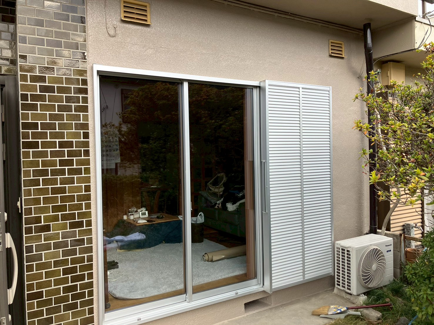 梅雨や台風の季節を前に、アコーディオン雨戸からLIXIL「サーモスⅡ-H」へ。雨風に強く快適な窓リフォーム～千葉県八千代市 S様～